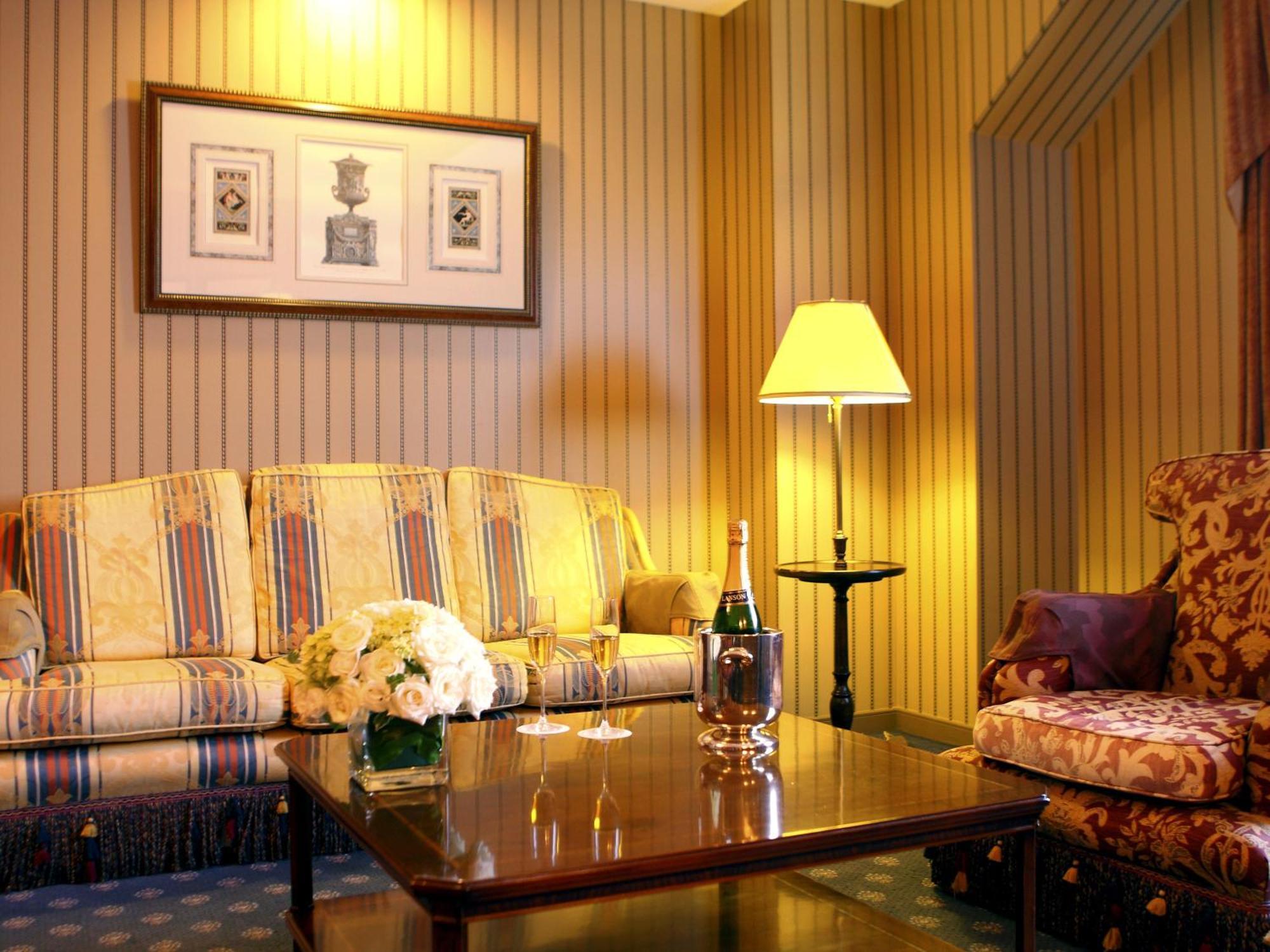 Hotel Den Haag Huis Ten Bosch Σασέμπο Εξωτερικό φωτογραφία The interior of a suite at the Ritz