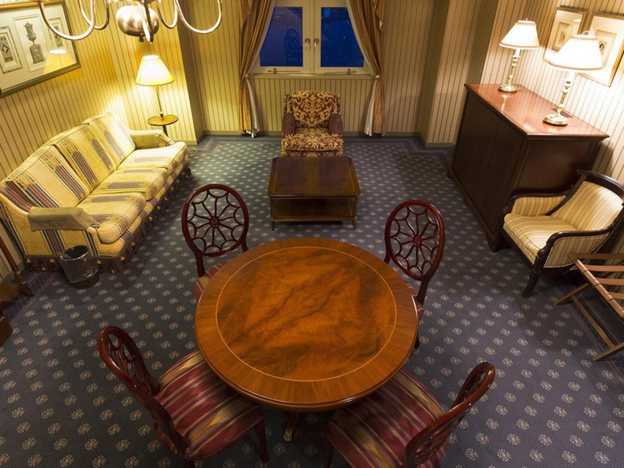 Hotel Den Haag Huis Ten Bosch Σασέμπο Εξωτερικό φωτογραφία A room in the hotel